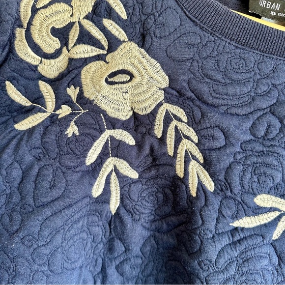 Urban Mood QUILTED & EMBROIDERED navy pullover with gorgeous rose motifs! - Picture 3 of 6
